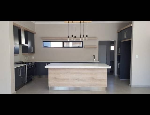 4 BEDROOM HOUSE FOR SALE IN MIDSTREAM ESTATE